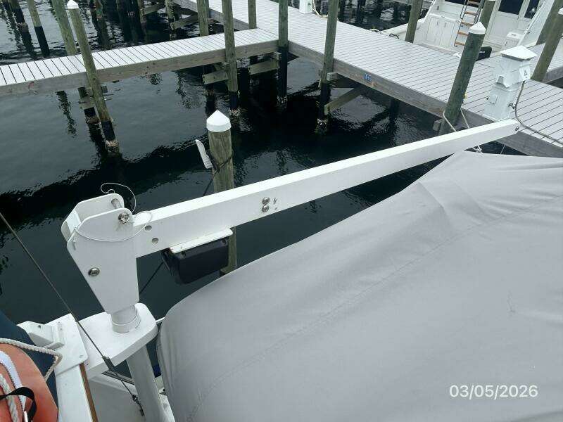 42' Grand Banks tender davit1