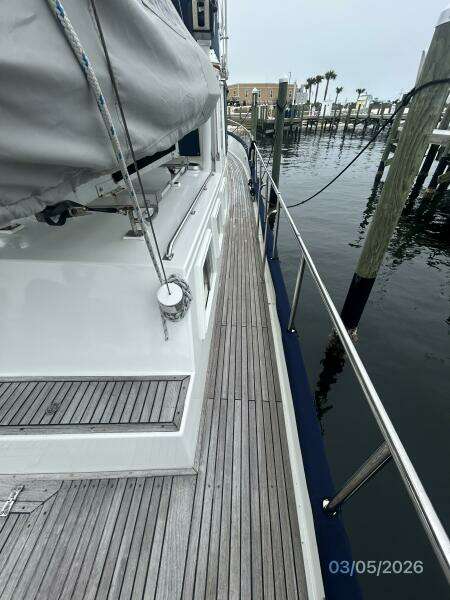 42' Grand Banks starboard side deck2