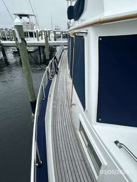 42' Grand Banks starboard side deck1