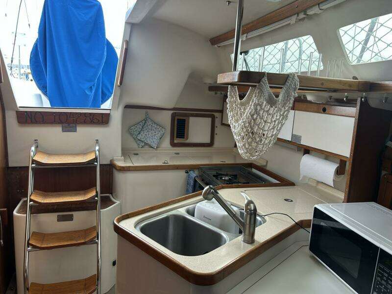 1995 Catalina 320 Study Hull