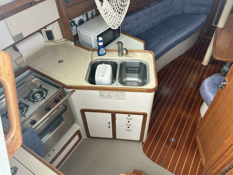 1995 Catalina 320 Study Hull