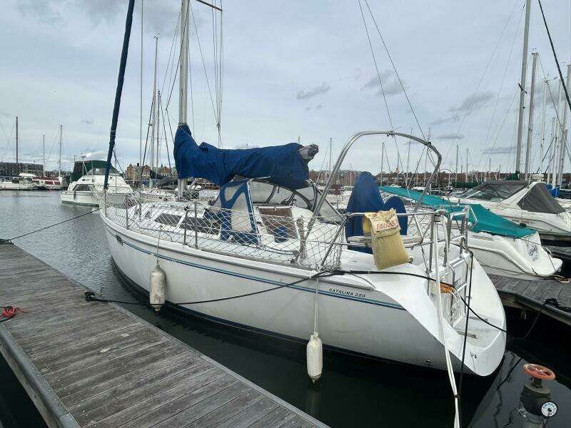 1995 Catalina 320 Study Hull