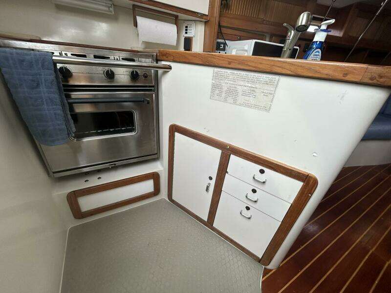 1995 Catalina 320 Study Hull