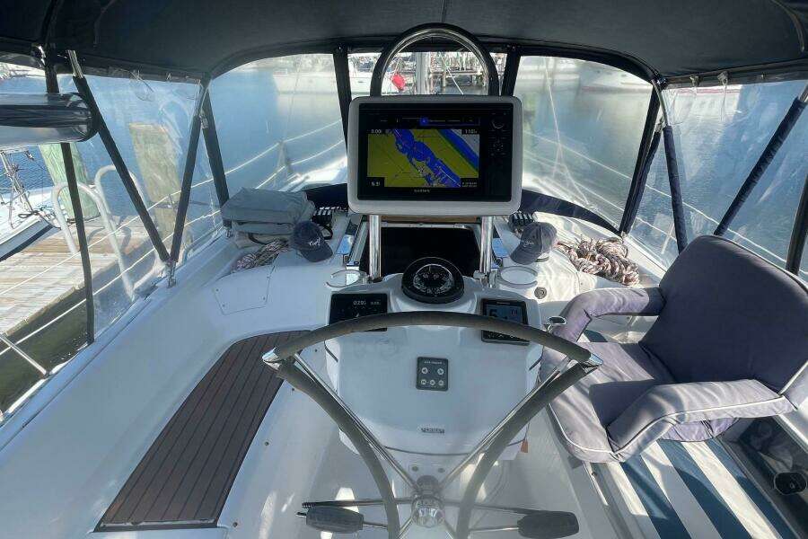 2010 Hunter 45 Center Cockpit