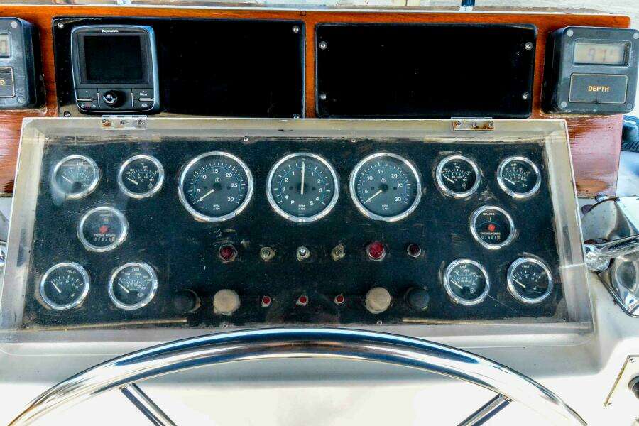 flybridge helm instrumentation