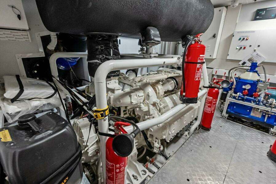 2023 Custom Line 33 Navetta