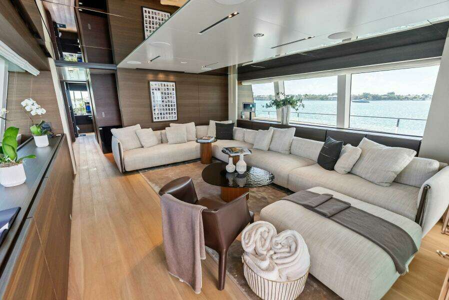 2023 Custom Line 33 Navetta