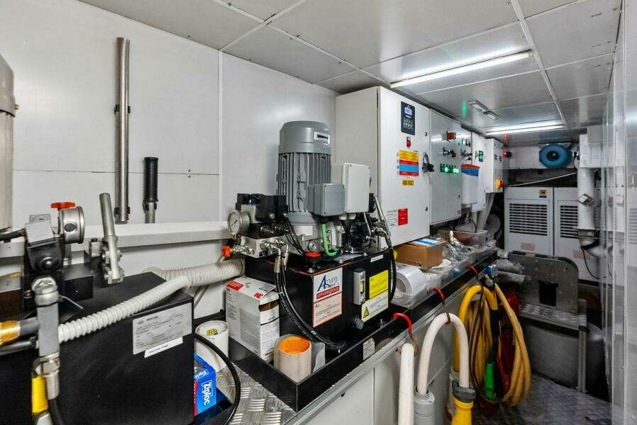 2023 Custom Line 33 Navetta