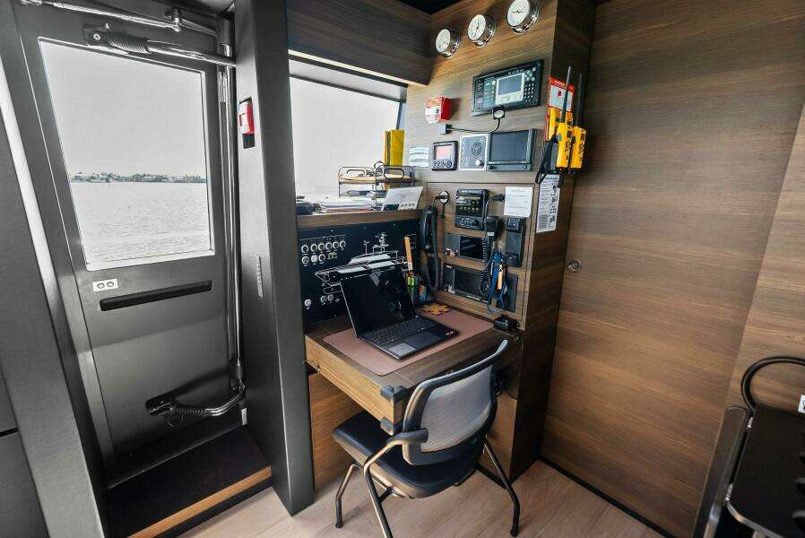 2023 Custom Line 33 Navetta