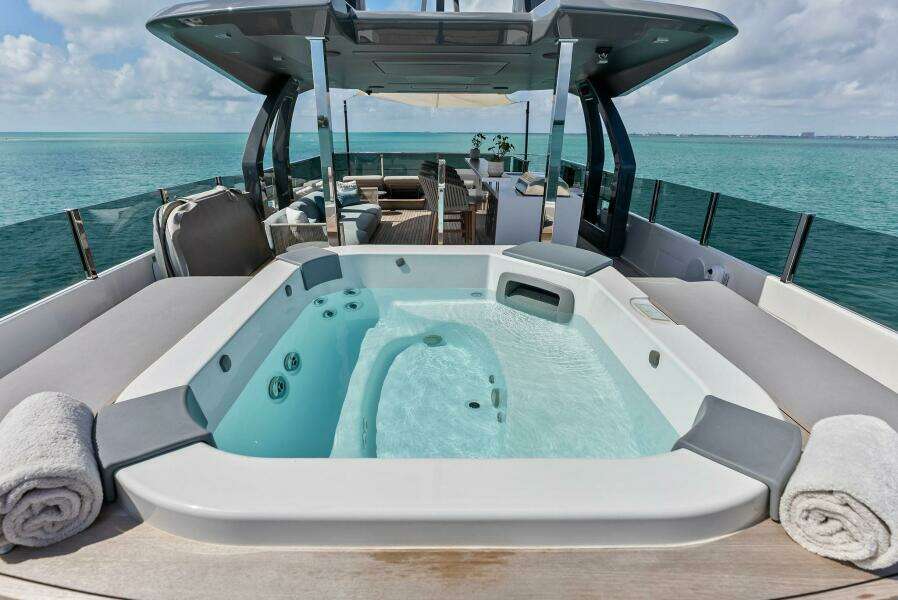 2023 Custom Line 33 Navetta