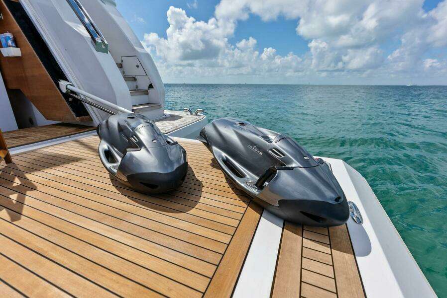 2023 Custom Line 33 Navetta