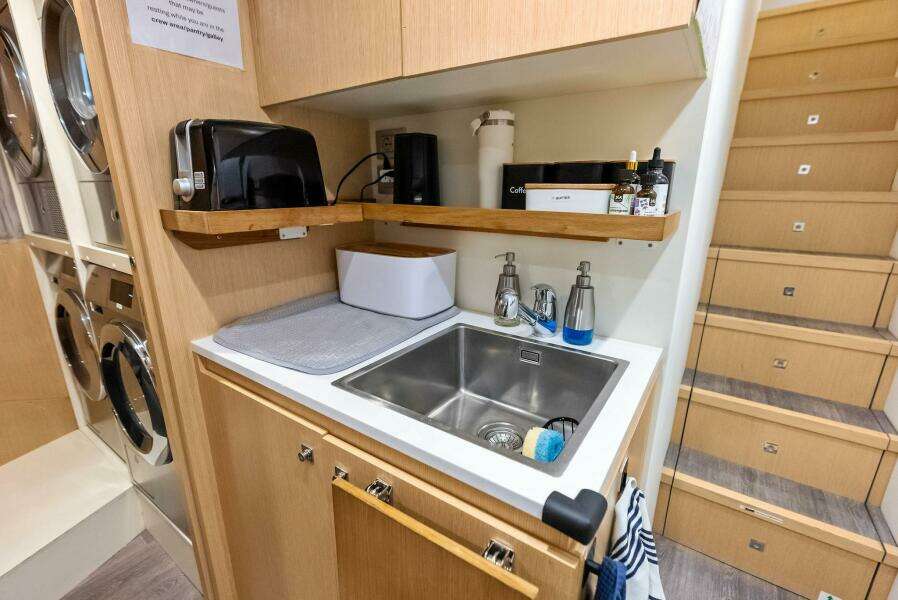 2023 Custom Line 33 Navetta