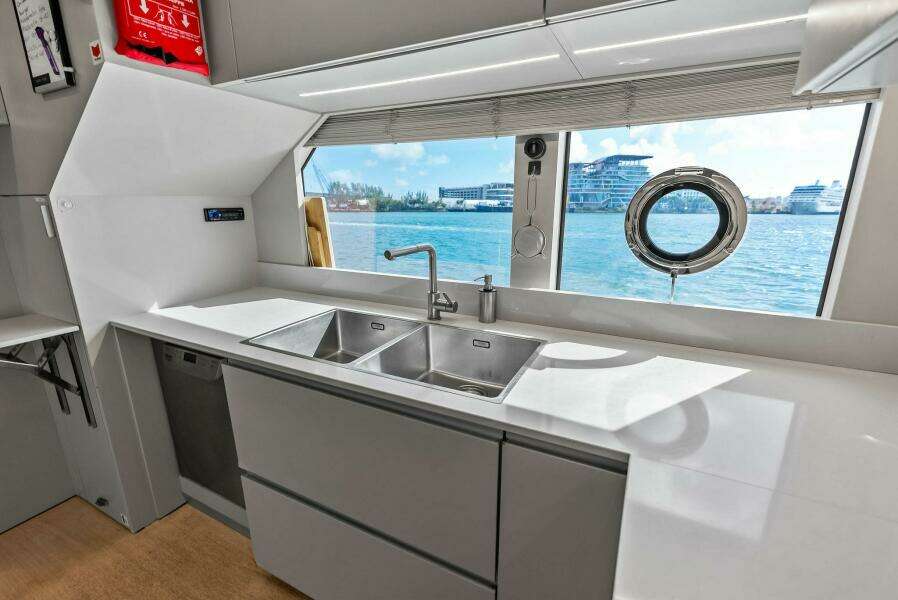 2023 Custom Line 33 Navetta