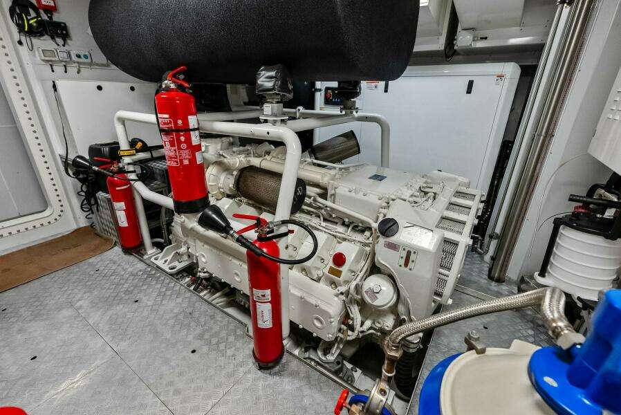 2023 Custom Line 33 Navetta