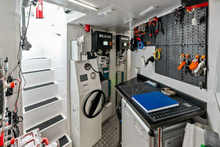 2023 Custom Line 33 Navetta