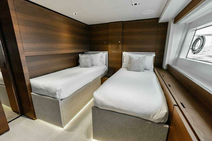 2023 Custom Line 33 Navetta