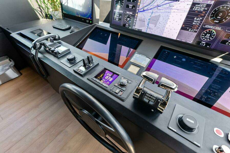 2023 Custom Line 33 Navetta