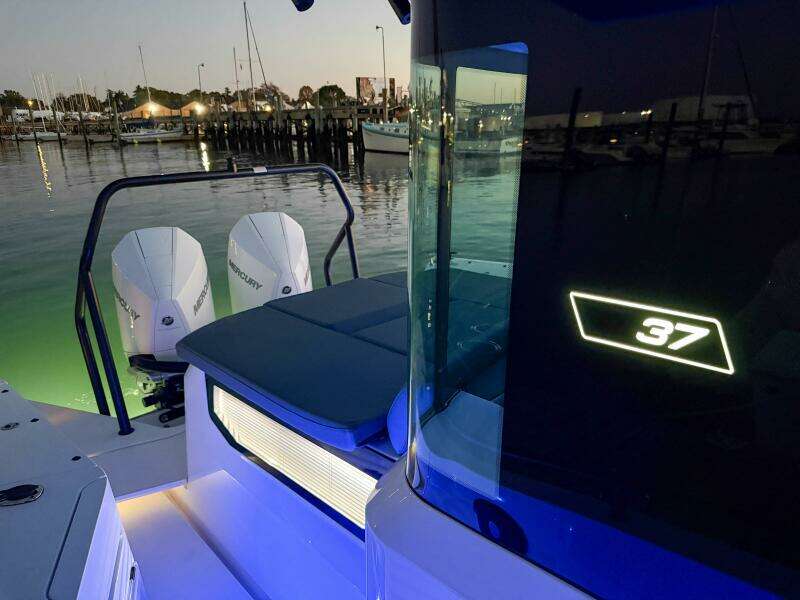 2022 Axopar 37 XC Cross Cabin