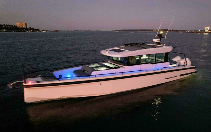 2022 Axopar 37 XC Cross Cabin