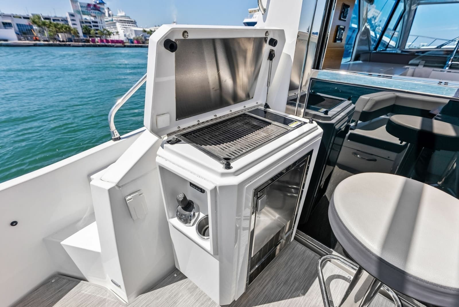 2019 Cruisers Yachts 54 Cantius