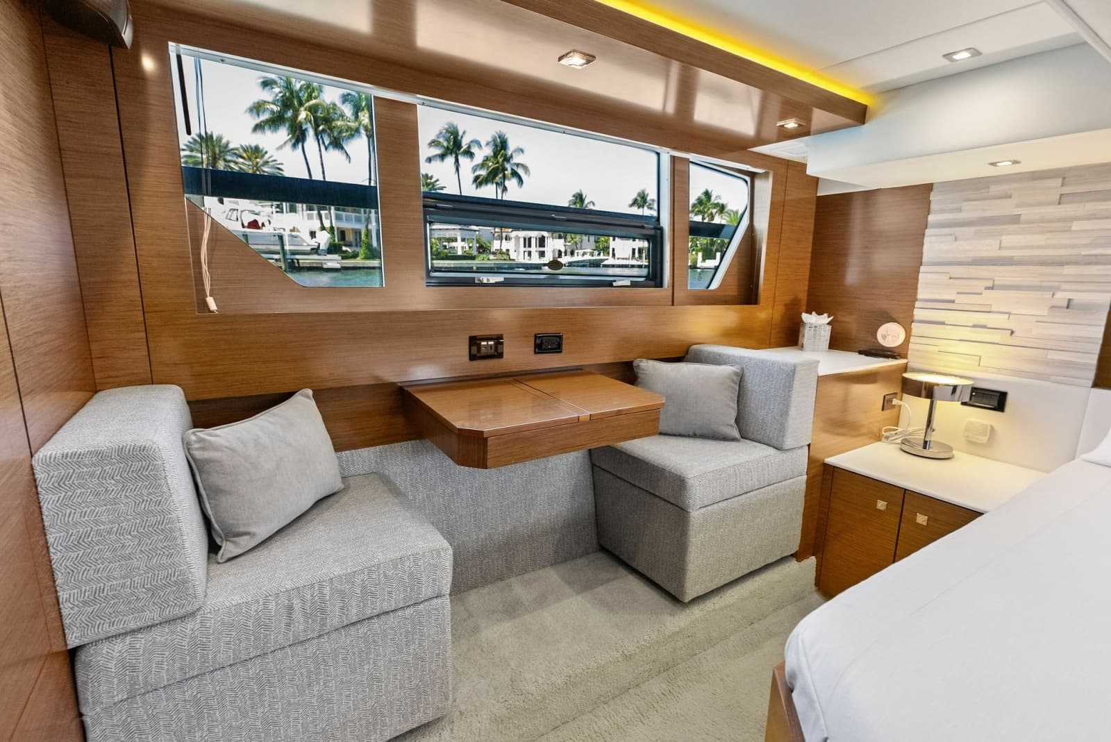 2019 Cruisers Yachts 54 Cantius