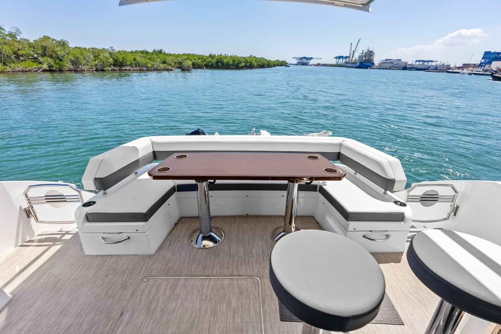 2019 Cruisers Yachts 54 Cantius