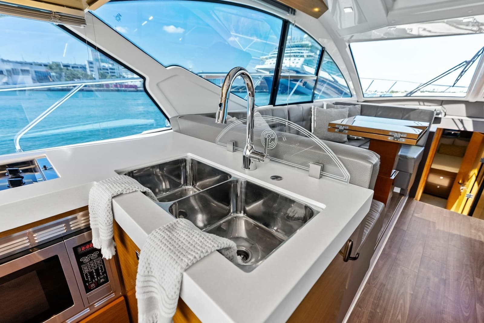 2019 Cruisers Yachts 54 Cantius