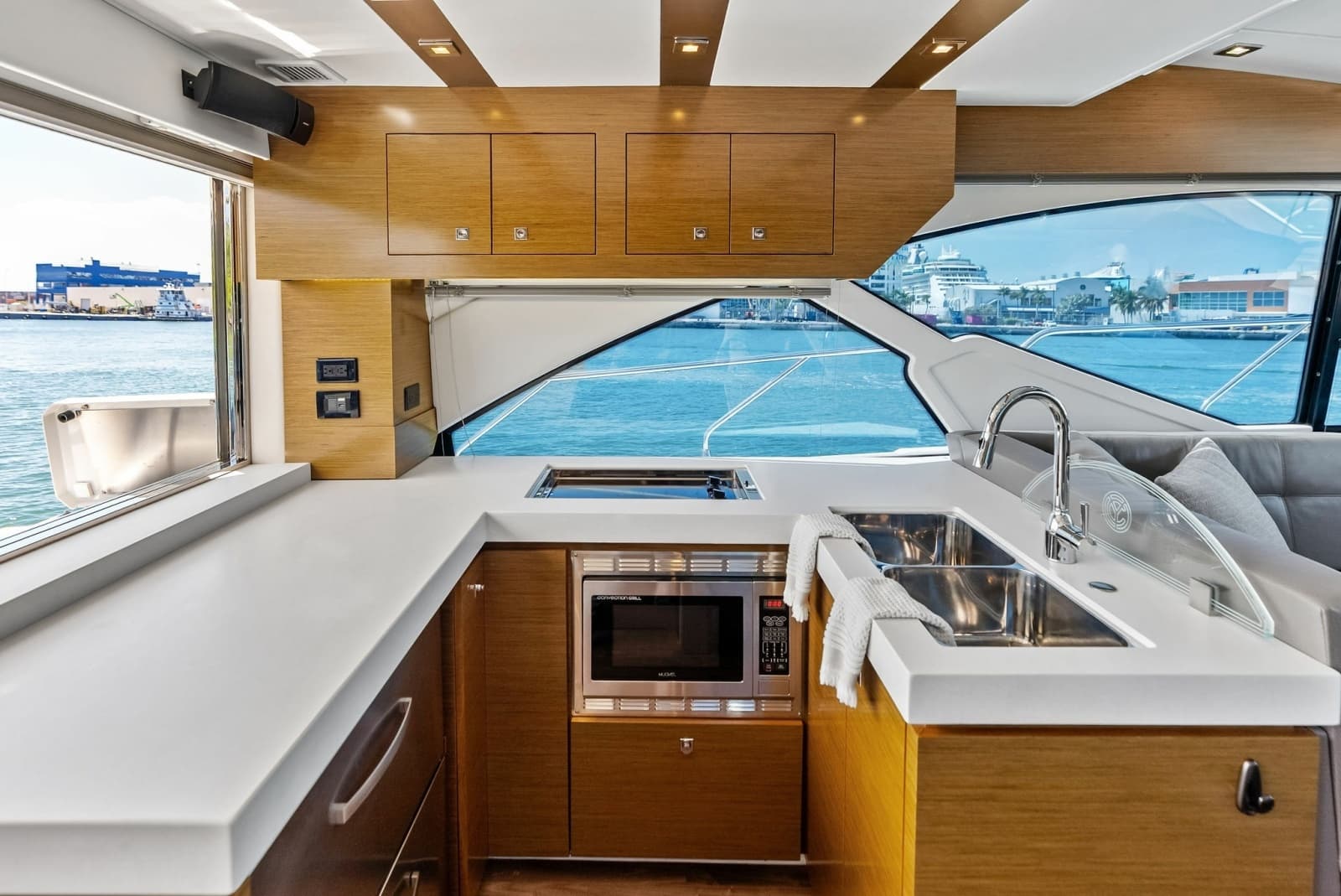 2019 Cruisers Yachts 54 Cantius