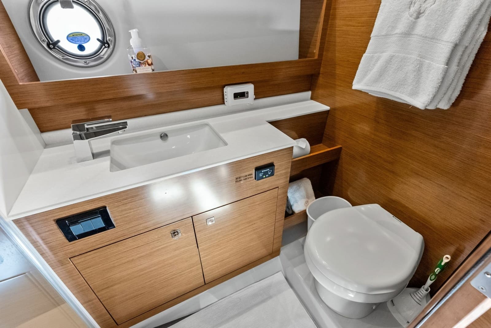 2019 Cruisers Yachts 54 Cantius