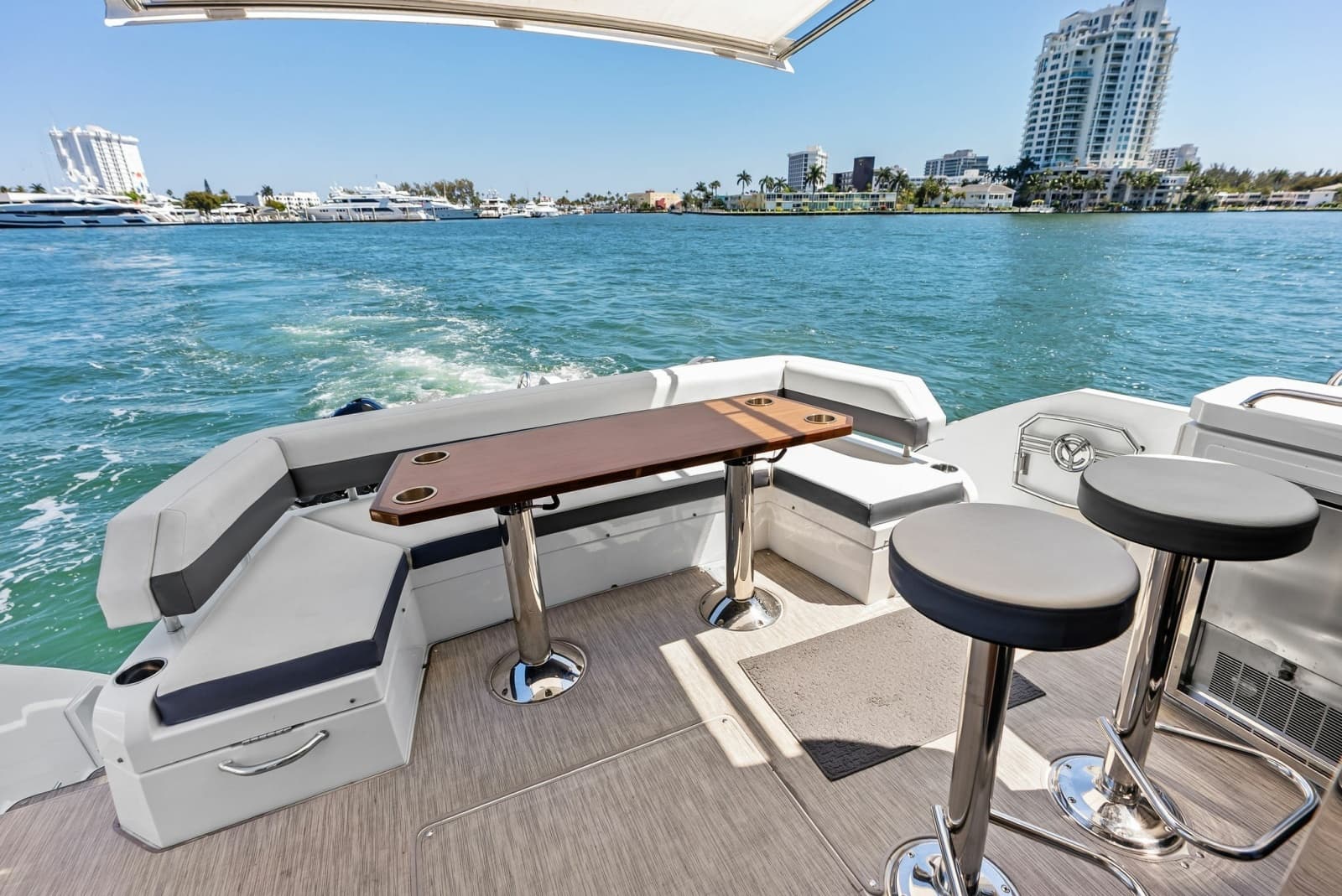 2019 Cruisers Yachts 54 Cantius