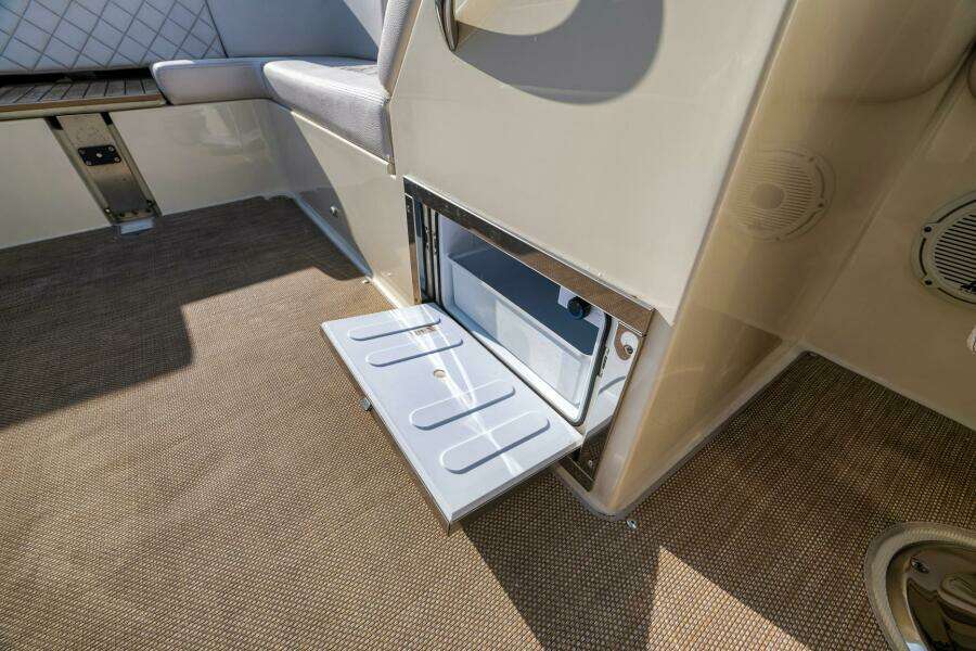 Chris-Craft 34 - 2LW - Deck Equipment