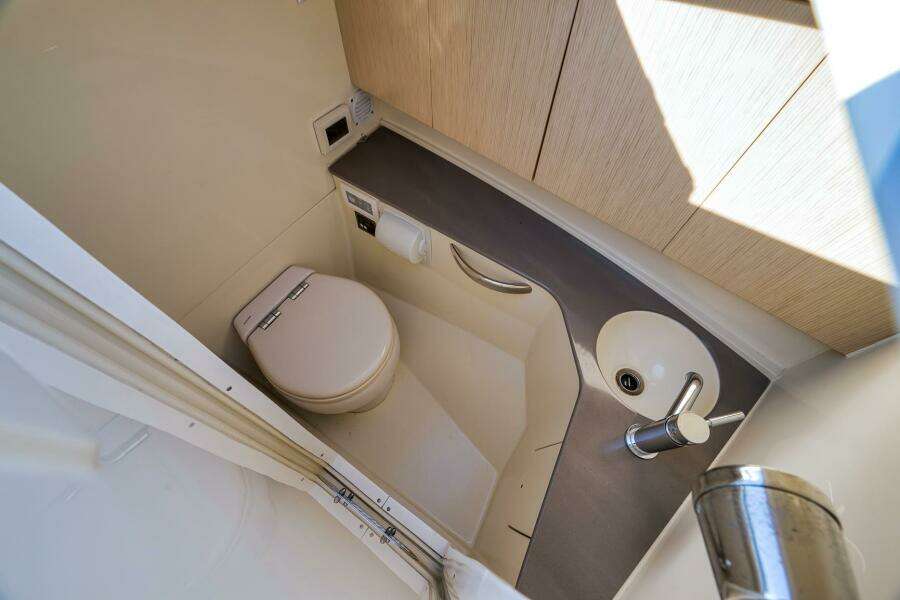 Chris-Craft 34 - 2LW - Head