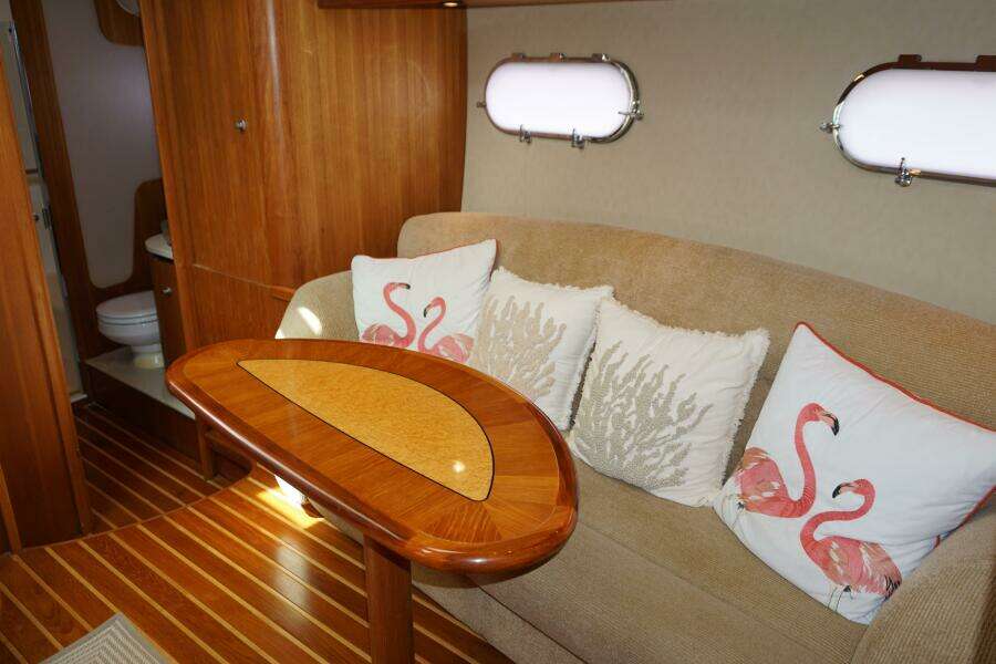 2007 39 Tiara Yachts 3900 Sovran The Pearl Salon Sofa (2)