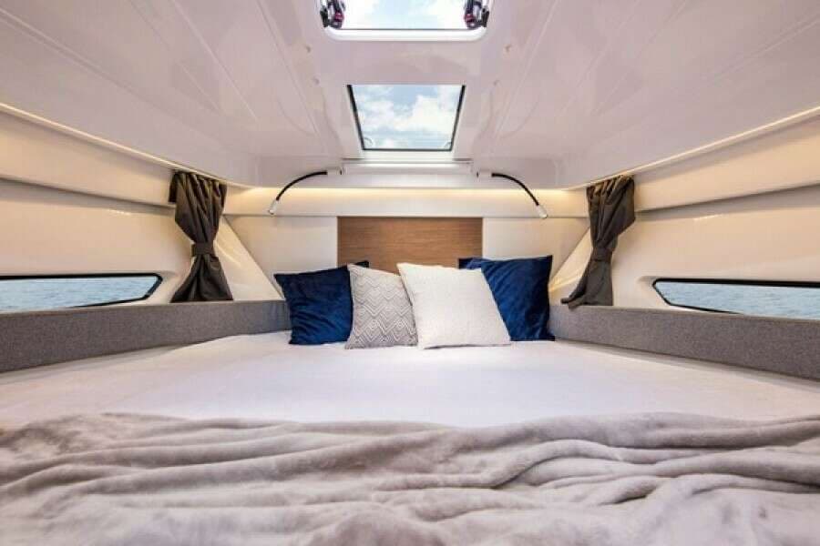 2026 Beneteau Antares 9