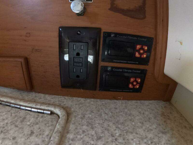 2005 Island Packet 370