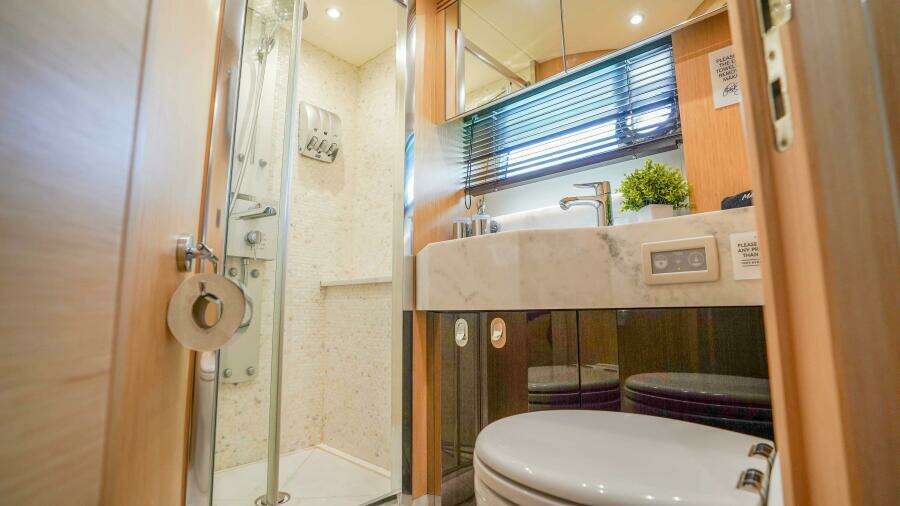 2016 Sunseeker 75 Yacht