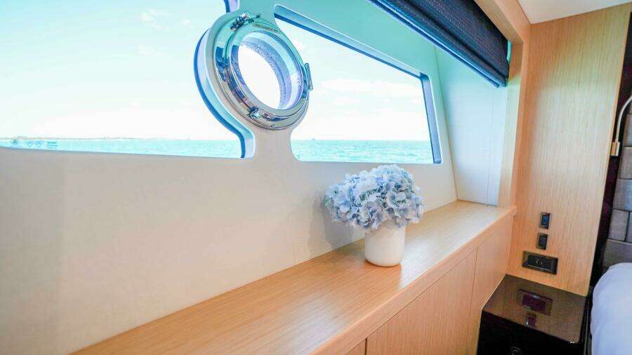 2016 Sunseeker 75 Yacht