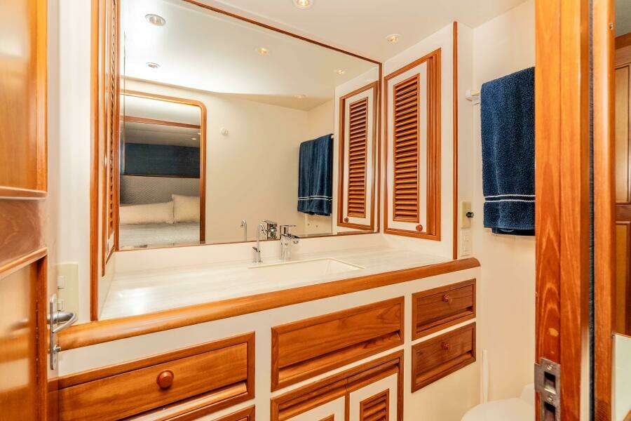 2000 Offshore Yachts Flushdeck