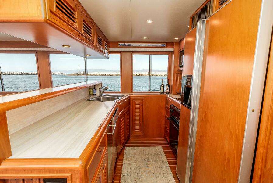2000 Offshore Yachts Flushdeck