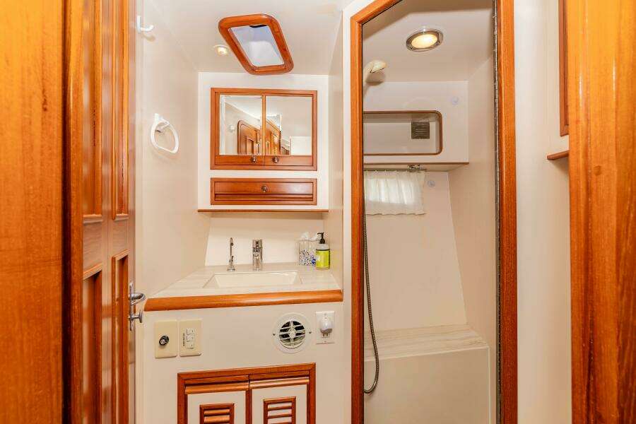 2000 Offshore Yachts Flushdeck