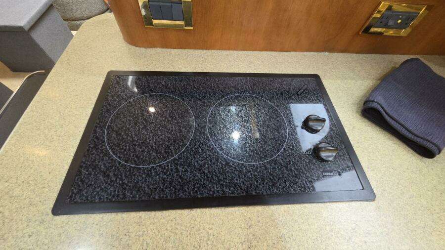 2000 Cruisers Yachts 4450 Express Motor Yacht