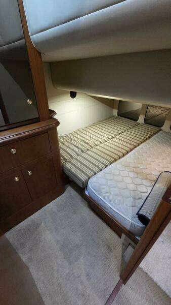 2000 Cruisers Yachts 4450 Express Motor Yacht