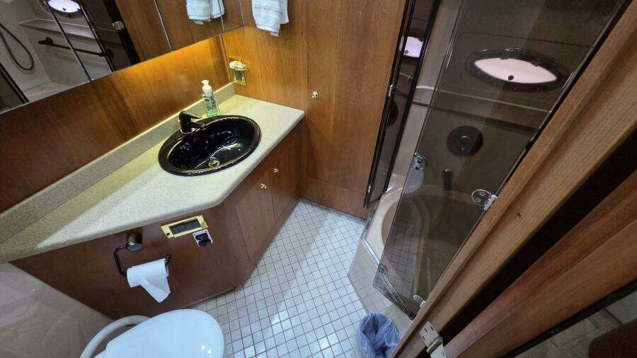 2000 Cruisers Yachts 4450 Express Motor Yacht