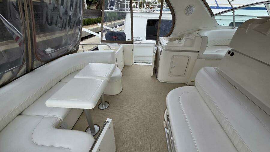 2000 Cruisers Yachts 4450 Express Motor Yacht