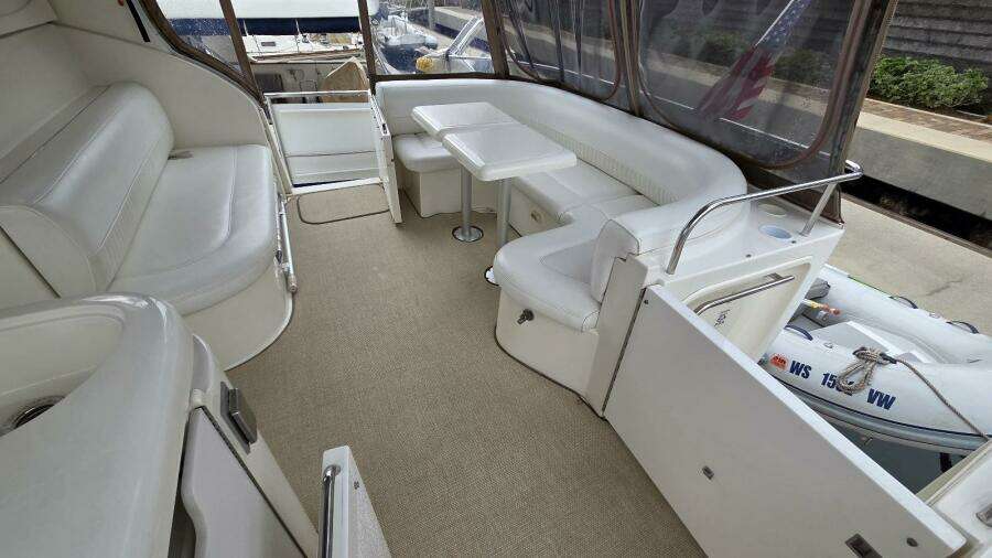 2000 Cruisers Yachts 4450 Express Motor Yacht