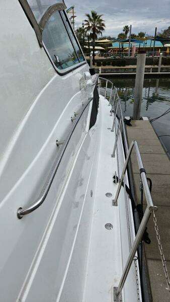 2000 Cruisers Yachts 4450 Express Motor Yacht