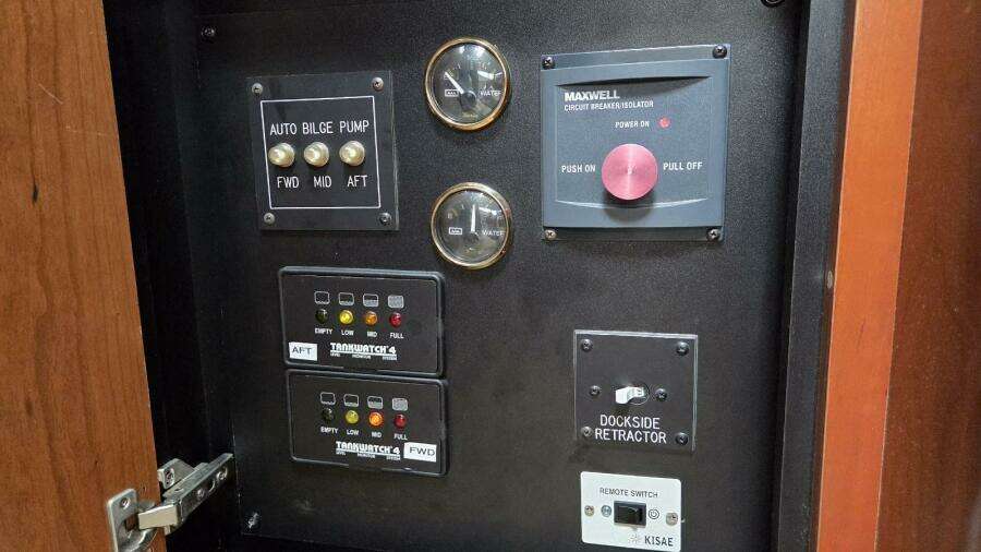 2000 Cruisers Yachts 4450 Express Motor Yacht