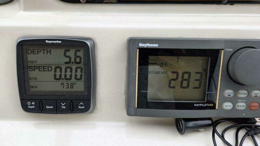 2000 Cruisers Yachts 4450 Express Motor Yacht