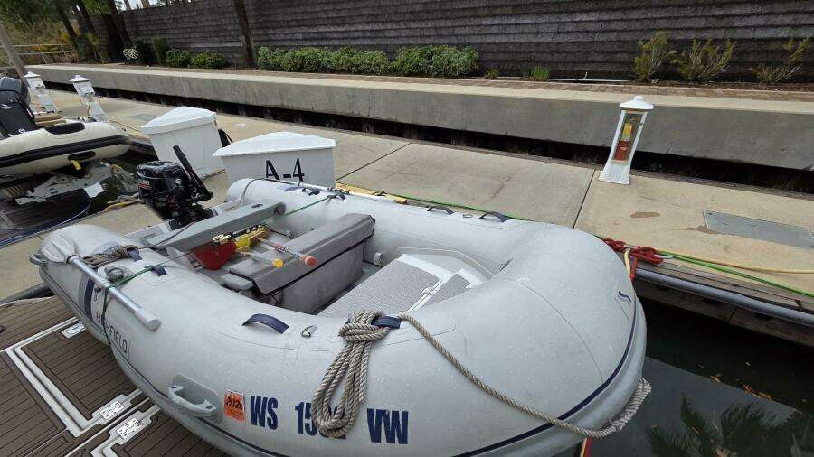 2000 Cruisers Yachts 4450 Express Motor Yacht