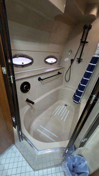 2000 Cruisers Yachts 4450 Express Motor Yacht